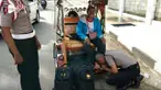 Seorang anak yang jadi polisi mencium kaki ayahnya yang merupakan seorang tukang becak bentor.