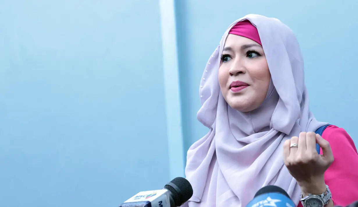 Lantas seperti apa tanggapan suami Okie Agustina melihat status tersebut. Okie mengaku suaminya malah tertawa dan bingung dengan beragam komentar. Okie diingatkan suami, kedepan lebih berhati-hati menulis status di media sosial. (Deki Prayoga/Bintang.com)