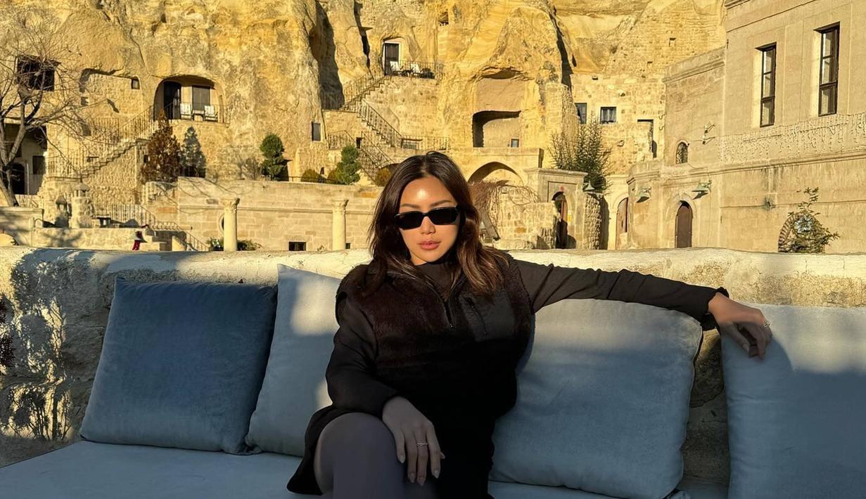 Dalam momen liburannya di Cappadocia, Jessica Iskandar menginap di sebuah hotel bernuansa gua. Hotel ini pun terlihat unik dan berbeda dari hotel pada umumnya karena berada di dalam gua batu. Penampakan hotelnya ini pun bisa terlihat pada latar belakang foto yang diunggahnya. (Liputan6.com/IG@inijedar)