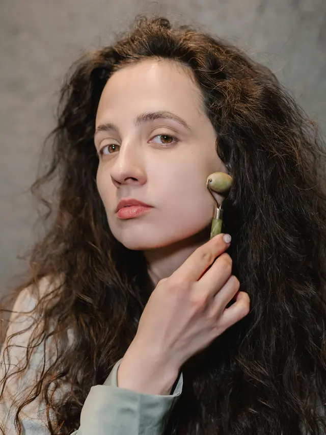 Lakukan Face Yoga dan Pijat Wajah