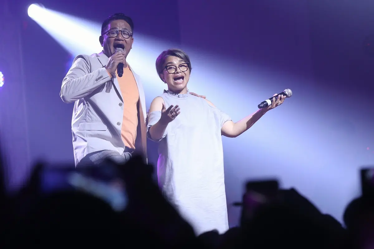 [Bintang] Konser, Andre Hehanusa Ajak Ruth Sahanaya ke Panggung
