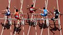 Sejumlah Atlet lari rintangan putra bersaing di 110 meter selama IAAF World Championships di Stadion Nasional di Beijing, Cina (26/8/2015). (REUTERS/Pawel Kopczynski)