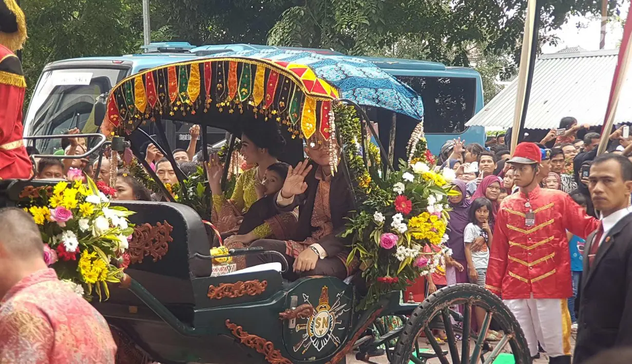 Gibran Rakabuming Raka bersama istri Selvi Ananda dan anaknya Jan Ethes Srinarendra menyapa warga saat prosesi kirab pernikahan Kahiyang Ayu-Bobby Nasution di Kota Medan, Sumatera Utara, Minggu (26/11). (Liputan6.com/Aditya Eka Prawira)