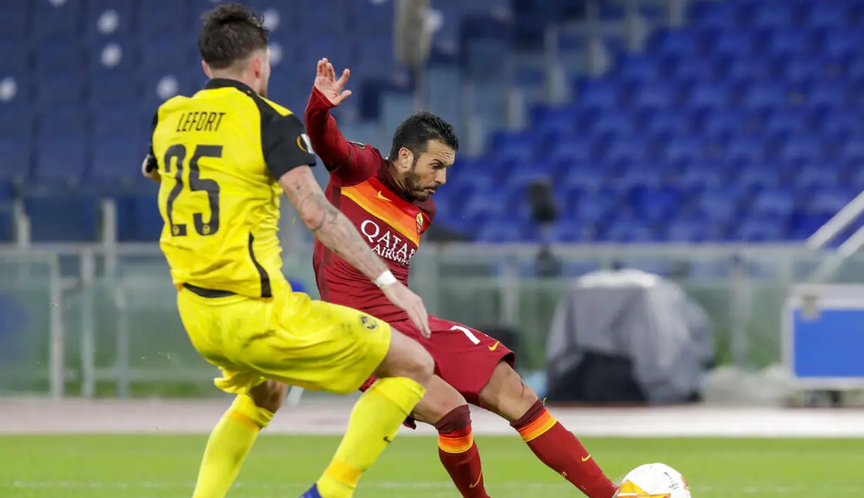 Pemain AS Roma Pedro (kanan) berebut bola dengan pemain Young Boys Jordan Lefort pada pertandingan Grup A Liga Europa di Olympic Stadium, Roma, Italia, Kamis (3/12/2020). AS Roma melaju ke babak 32 besar Liga Europa sebagai juara Grup A usai mengalahkan Young Boys 3-1. (AP Photo/Andrew Medichini)