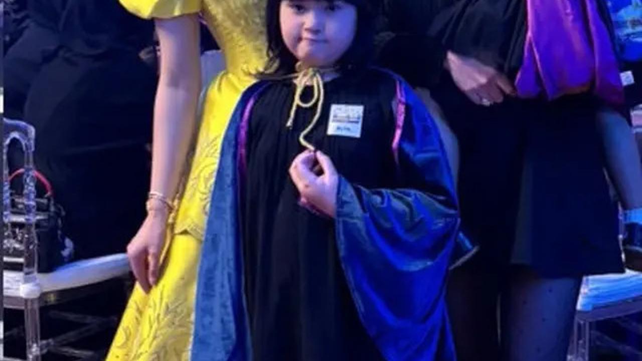 6 Gaya Serba Hitam Publik Figure Hadir di Pesta Ulang Tahun Bertema Disneyland Kedua Anak Tasya Farasya, Ria Ricis hingga Fuji An
