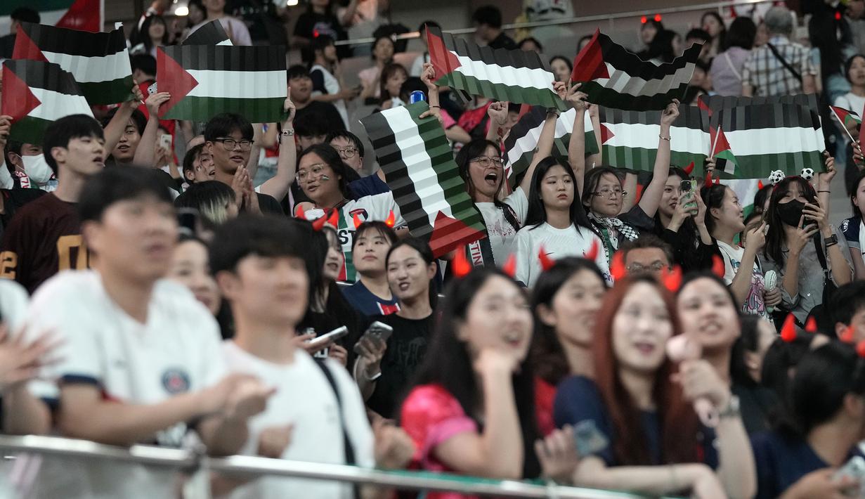 Sejumlah suporter Korea Selatan mengangkat poster bergambar bendera Palestina pada laga laga Grup B Kualifikasi Piala Dunia 2026 melawan Palestina di Seoul World Cup Stadium, Seoul, Korea Selatan, Kamis (05/09/2024) WIB. (AP Photo/Ahn Young-joon)