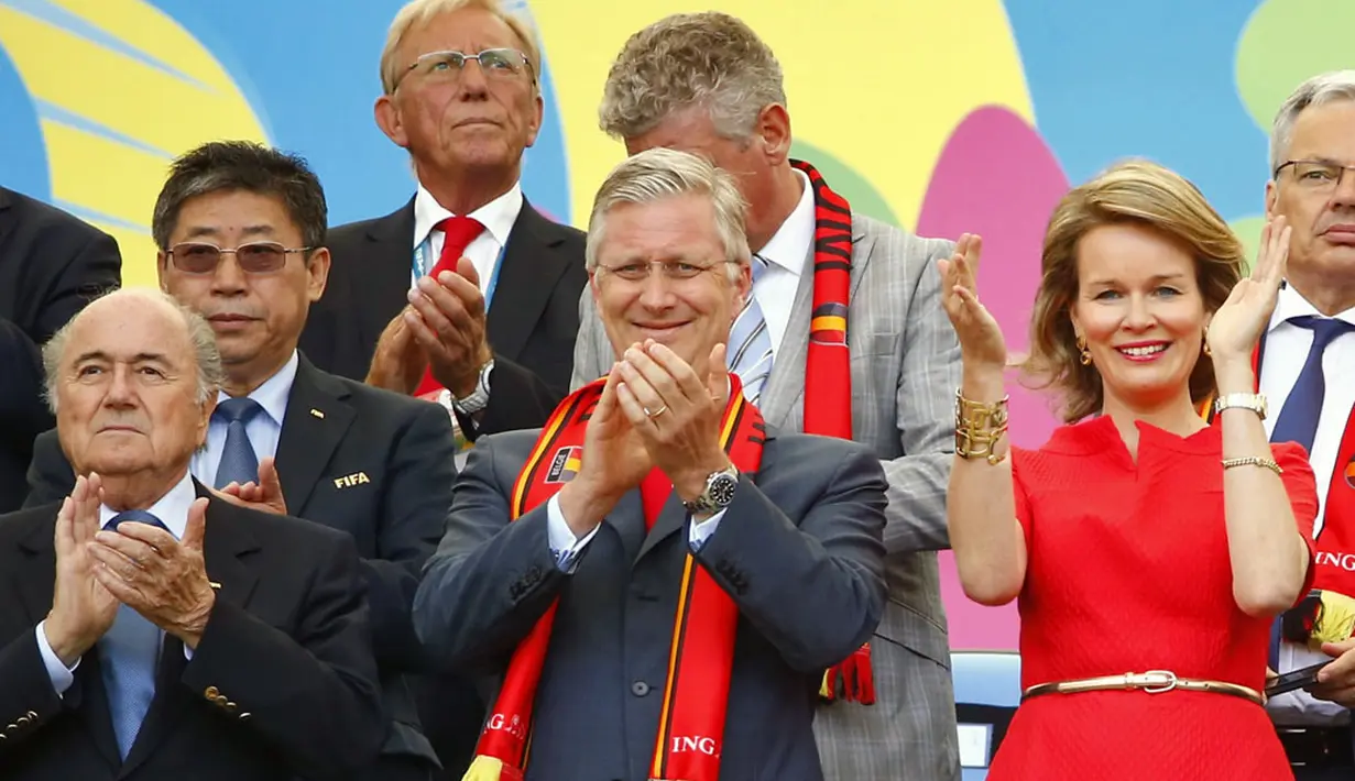 Didampingi Presiden FIFA, Sepp Blatter (kiri), Raja Belgia, Philippe beserta Ratu Mathilde, menyaksikan langsung Eden Hazard dkk berlaga di penyisihan Piala Dunia Grup H di Stadion Maracana, Rio de Janeiro, Brasil, (22/6/2014). (REUTERS/Tony Gentile) 