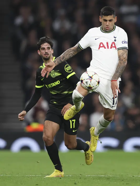 Bek  Tottenham Hotspur Cristian Romero mencoba mengonrol bola disebelah penyerang Sporting CP Francisco Trincao pada matchday kelima Grup D Liga Champions di Tottenham Hotspur Stadium, Kamis (27/10/2022) dini hari WIB. Matchday terakhir pekan depan akan menjadi penentu siapa yang lolos dari Grup D. (AP Photo/Ian Walton)