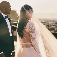 Kanye West, seorang produser dan rapper asal Amerika Serikat ini sangat mencintai sang istri, Kim Kardashian. Mendengar berita buruk soal sang istri yang dirampok, Kanye sontak menghentikan penampilannya di atas panggung. (Instagram/privatekanye)
