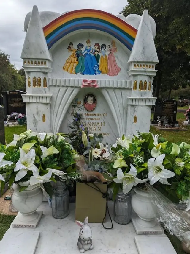 7 Potret Bentuk Batu Nisan Unik di Dunia, Bikin Suasana Makam Tak Seram