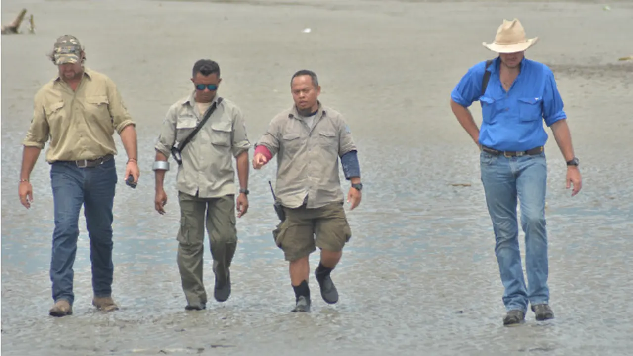 Presenter National Geographic Matt Wright Bergabung Selamatkan Buaya Berkalung Ban di Sungai Palu