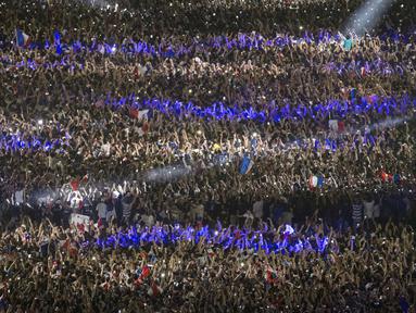 Ribuan suporter Prancis merayakan kemenangan timnya atas Jerman pada semifinal piala Eropa 2016 di Areal fan zone Champ de Mars, Paris, (7/7/2016). (AFP/Geoffroy Van Der Hasselt)
