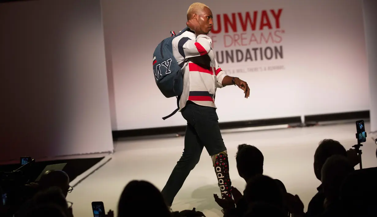 Model difabel menggunakan kaki palsu memperagakan koleksi The Runway of Dreams selama peragaan busana di New York, Rabu (5/8). Pagelaran itu menampilkan kaum difabel menggunakan pakaian yang disesuaikan dengan kondisi mereka. (AP/Kevin Hagen)