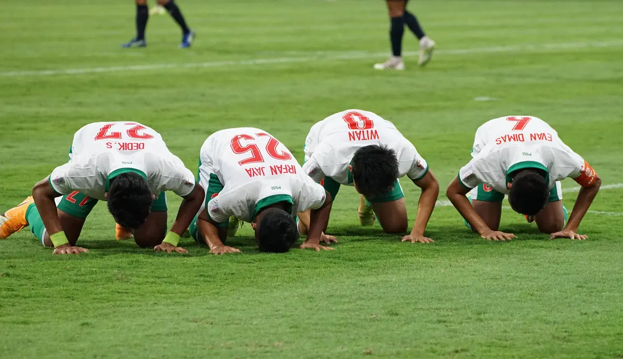 Timnas Indonesia tampil dominan di laga kedua Grup B Piala AFF 2020 menghadapi Laos hingga menang telak 5-1. Lima gol Timnas Garuda dicetak oleh lima pemain berbeda. Berkat kemenangan telak ini, Indonesia sementara memuncaki klasemen Grup B, menggusur Malaysia. (Dok. PSSI)