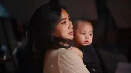 Feni Rose rela menghabiskan waktu senggangnya sambil momong cucu, sambil menunggu putri pertamanya, Giannirma Gavrila bersama sang adik. (Foto: Instagram/@fenirose)