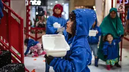 Seorang anak bermain dalam Snow Playland dengan menyajikan nuansa musim dingin di Mal Ciputra, Jakarta Barat, Jumat (14/12). Jelang perayaan Natal 2018 sejumlah mal di Jakarta mendekor bernuansa Natal agar menjadi daya tarik. (Liputan6.com/Faizal Fanani)