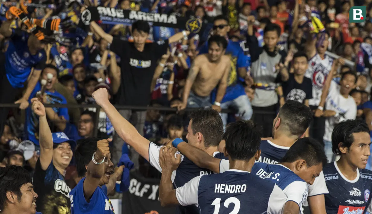 Suporter Arema FC, Aremania, merayakan gol yang dicetak Ahmed Atayev ke gawang Persija Jakarta pada laga Liga 1 di SUGBK, Jakarta, Sabtu (31/3/2018). Persija menangn 3-1 atas Arema FC. (Bola.com/Vitalis Yogi Trisna)