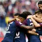 Para pemain PSG merayakan gol yang dicetak oleh Neymar ke gawang Girondins Bordeaux pada laga Liga 1 Prancis di Stadion Parc des Princes, Sabtu (30/9/2017). PSG menang 6-2 atas Girondins Bordeaux. (AFP/Franck Fife)