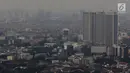 Gedung bertingkat yang terlihat samar karena kabut polusi di Jakarta, Selasa (9/7/2019). Berdasarkan data DLH DKI Jakarta penyebab polusi di Jakarta semakin buruk akibat emisi kendaraan bermotor yang mencapai 75 persen, ditambah pencemaran dari industri dan limbah. (Liputan6.com/Johan Tallo)