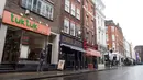Sejumlah kafe dan bar khusus homoseksual di sepanjang wilayah Soho, London, Senin (27/2). Pada awal abad ke-20, kawasan ini memiliki reputasi sebagai pusat penjualan properti seksual, kehidupan malam, dan industri film. (AFP Photo/ JUSTIN TALLIS)