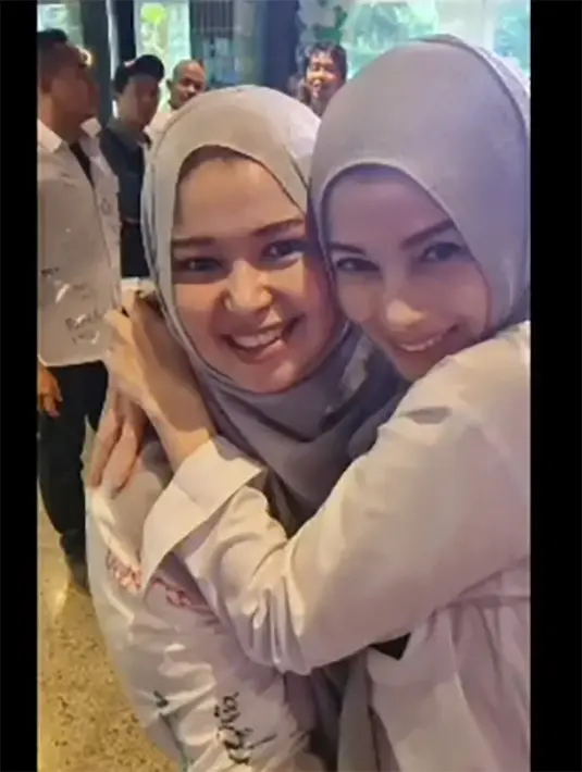 Perempuan yang telah memiliki empat orang anak itu juga terlihat imut. Bahkan, beberapa teman selebriti hingga warganet banyak yang memuji penampilannya masih cocok. [Instagram/jihanfahirareal]