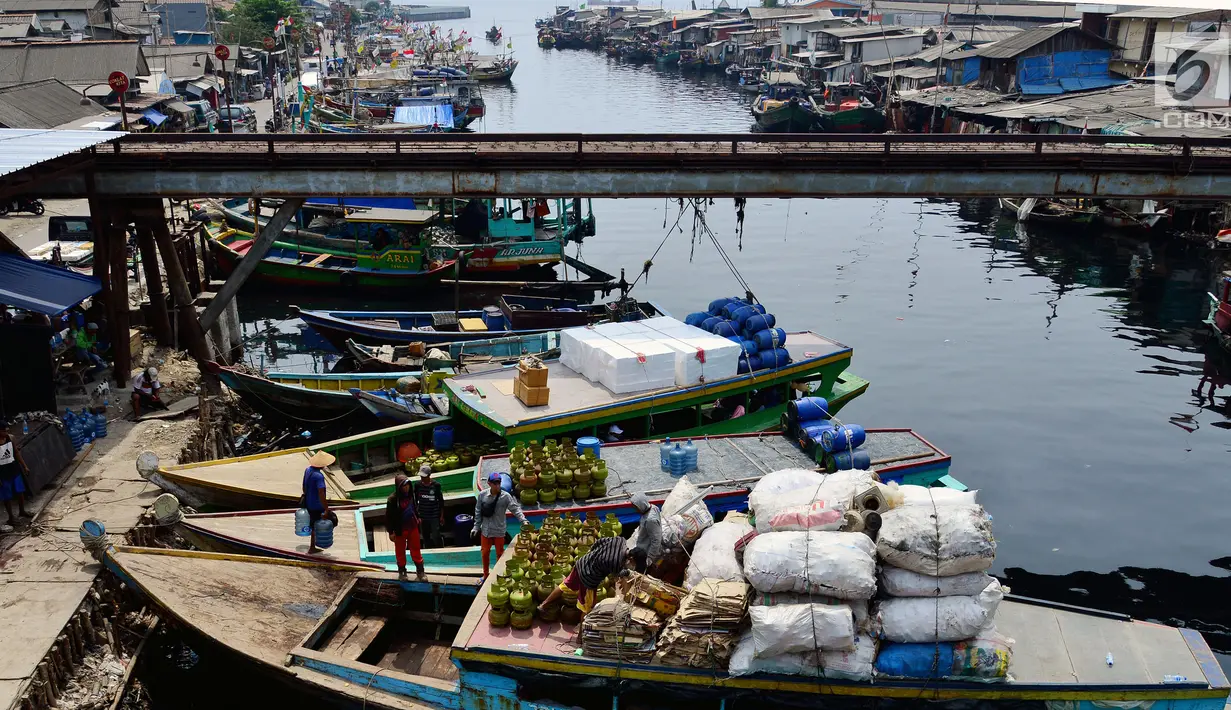 Aktivitas bongkar muat elpiji 3 Kg di Dermaga Kampung Nelayan Cilincing, Jakarta, Sabtu (19/5). Moda transportasi laut dipakai mengirim pasokan gas ke daerah Bekasi untuk menghemat waktu dan biaya. (Liputan6.com/JohanTallo)