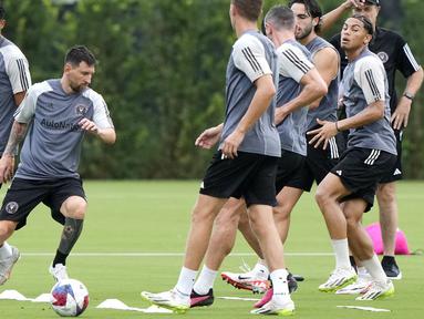 Pemain Inter Miami, Lionel Messi, mengikuti sesi latihan jelang pertandingan melawan Cruz Azul pada laga Leagues Cup 2023 di Fort Lauderdale, Kamis (20/7/2023). (AP Photo/Lynne Sladky)