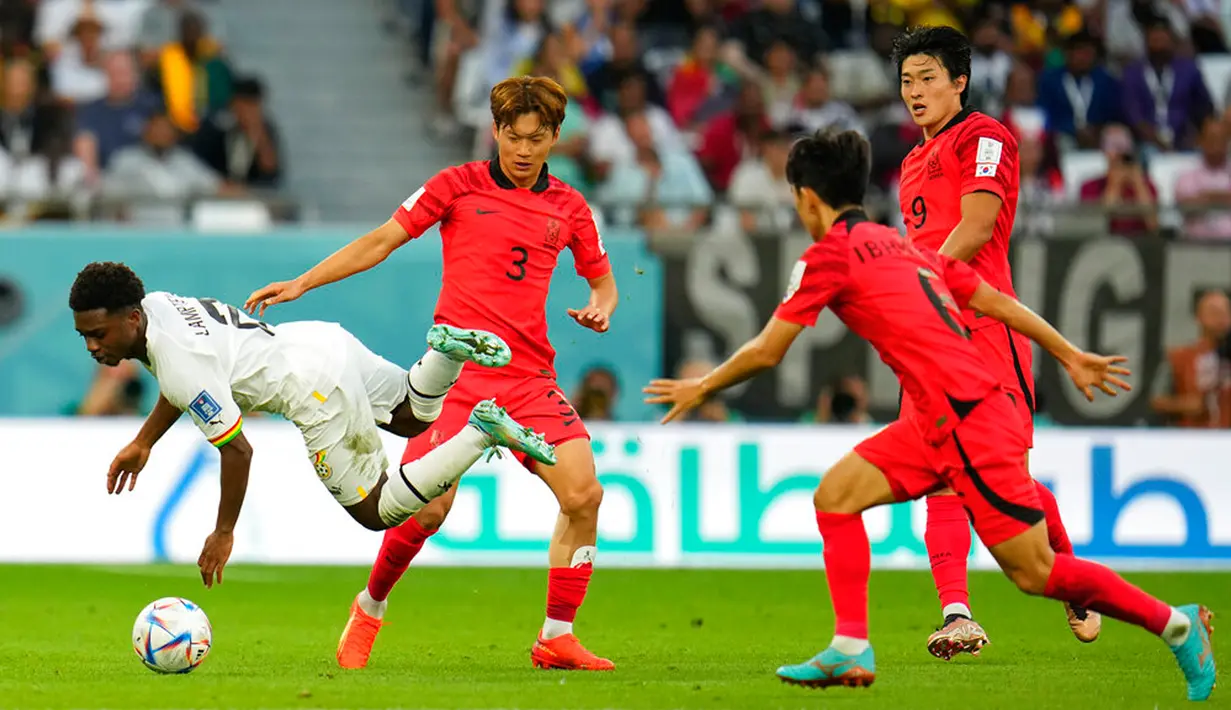 Pemain Ghana Tariq Lamptey (kiri) ditangani oleh pemain Korea Selatan Kim Jin-su pada pertandingan sepak bola Grup H Piala Dunia 2022 di Stadion Education City, Al Rayyan, Qatar, 28 November 2022. Ghana mengalahkan Korea Selatan dengan skor 3-2. (AP Photo/Julio Cortez)