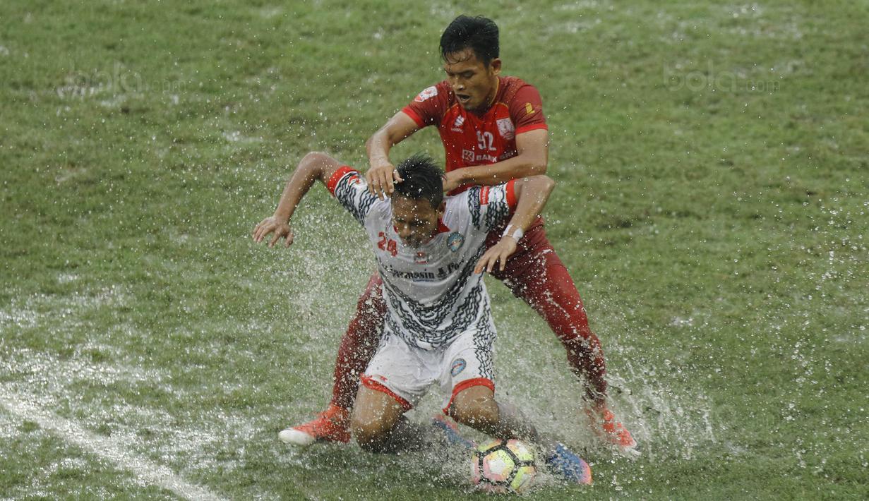 Bek Martapura FC, Wirabuana Prayogo, berebut bola dengan gelandang Persis Solo, Bayu Nugroho, pada laga 8 besar Liga 2 Indonesia di Stadion Patriot, Bekasi, Kamis (9/11/2017). Persis kalah 0-1 dari Martapura FC. (Bola.com/M Iqbal Ichsan)