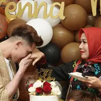 Artis cantik Venna Melinda telah genap berusia 48 tahun pada 20 Juli 2020 lalu. Di hari bahagianya, Venna pun mendapat kejutan dari sahabat dan keluarga. Terlihat juga hadir Verrell Bramasta di hari ulang tahun sang ibu. (Instagram/bramastavrl)