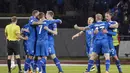 Para pemain Islandia merayakan keberhasilan lolos untuk pertama kali nya ke Piala Dunia setelah mengalahkan Kosovo di Stadion Laugardalsvöllur, Senin (9/10/2017). Islandia menang 2-0 atas Kosovo. (AP/Haraldur Gudjonsson)