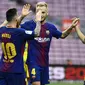 Penyerang Barcelona, Lionel Messi (kiri) melakukan selebrasi bersama Ivan Rakitic dan Andres Iniesta (kanan) pada jornada 7 La Liga 2017-2018, Minggu (1/10/2017), di Estadio Camp Nou. Barcelona unggul dengan skor 3-0.  (AFP/Jose Jordan)