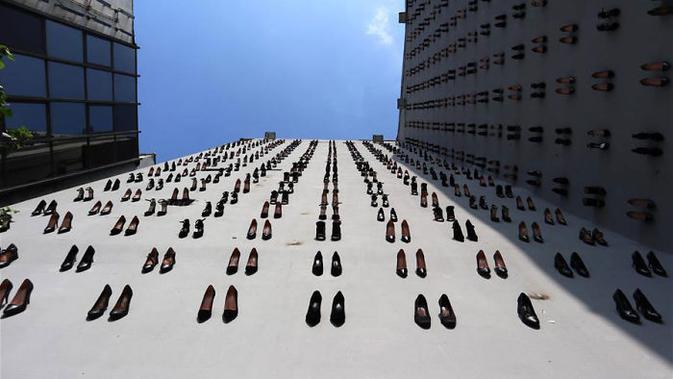 Hiasan sepatu di bangunan Turki (Sumber: Instagram/yankoseprojesi)