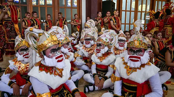 Kemeriahan Festival Remo Yosakoi di Surabaya