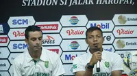 Asisten pelatih Persebaya Sugiantoro mensyukuri hasil yang diraih timnya. (Huyogo Simbolon)