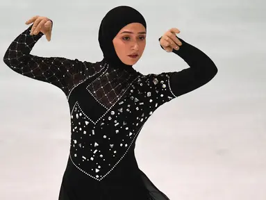 Zahra Lari adalah atlet figure skater yang berasal dari Uni Emirat Arab. Olahraga figure skater tak jarang menuntut para atlet untuk tampil menarik dengan pakaian yang dikenakan. Tak hanya kemampuan, penampilan juga menjadi daya lebih. (Foto: AFP/Christof Stache)