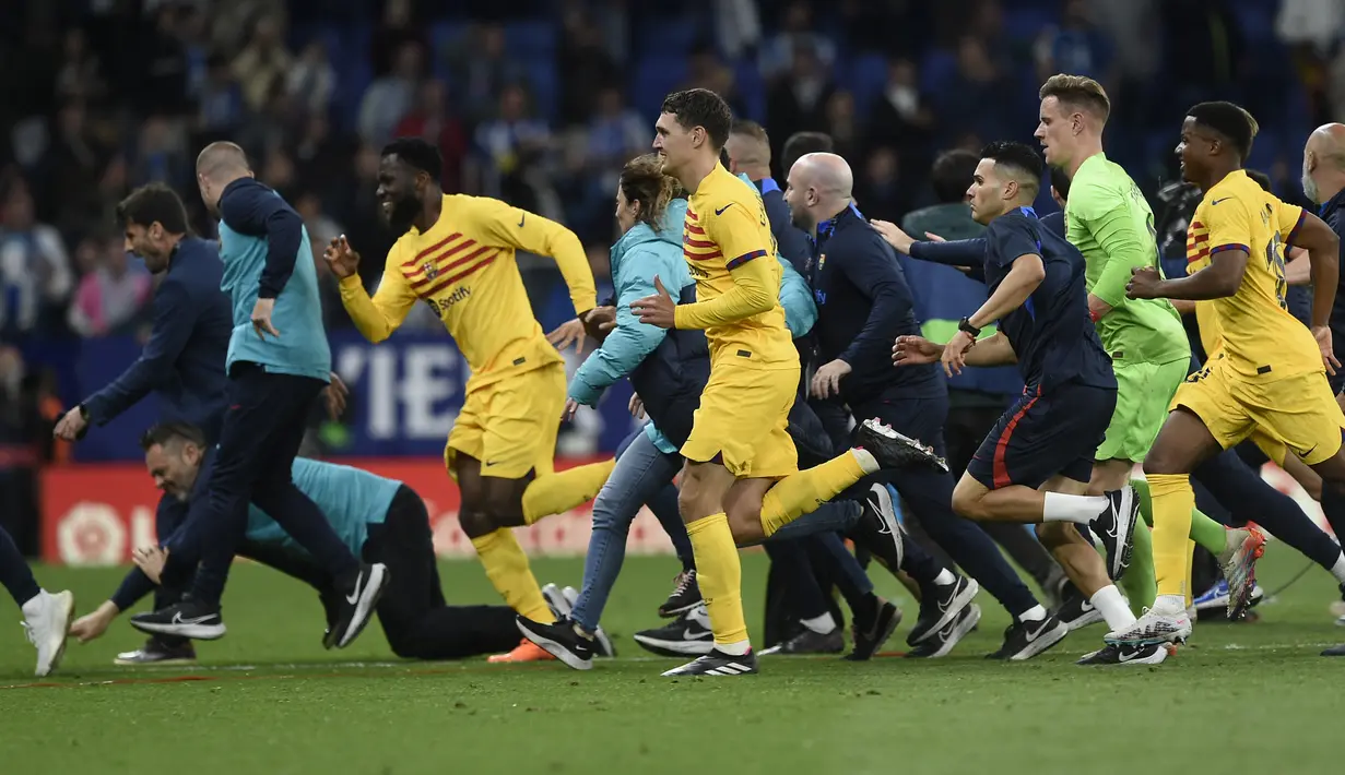 Namun, hal itu tampaknya memancing amarah fans Espanyol. (Photo by Josep LAGO / AFP)