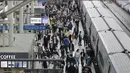 Penumpang memakai masker untuk membantu melindungi dari penyebaran virus corona keluar dari kereta menjelang liburan Chuseok atau Hari Thanksgiving versi Korea di Stasiun Kereta Seoul di Seoul, Korea Selatan, Selasa (29/9/2020). (AP Photo / Ahn Young-joon)