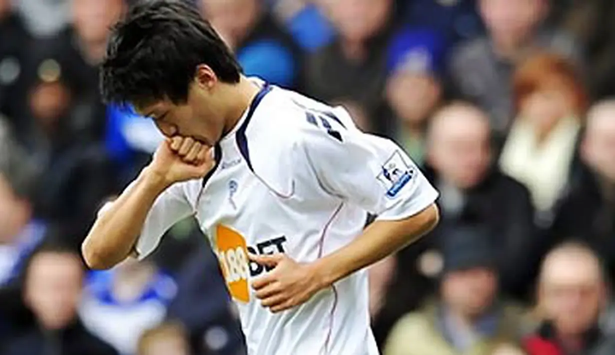 Gelandang asal Korea Selatan Lee Chung-Yong menjadi penentu kemenangan Bolton yang mengalahkan  Birmingham 3-2 di babak perempat final Piala FA di St Andrews, 12 Maret 2011. AFP PHOTO/GLYN KIRK