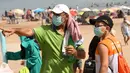 Orang-orang yang mengenakan masker terlihat di dekat sebuah pantai di Rabat, Maroko, 27 Agustus 2020. Maroko pada 27 Agustus 2020 melaporkan 1.221 kasus baru COVID-19, menambah jumlah kasus infeksi di negara itu sejak 2 Maret menjadi 57.085. (Xinhua/Chadi)