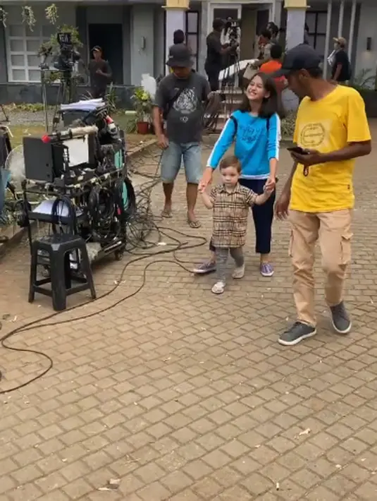 Anak Stefan William syuting (Instagram/celine_evangelista)