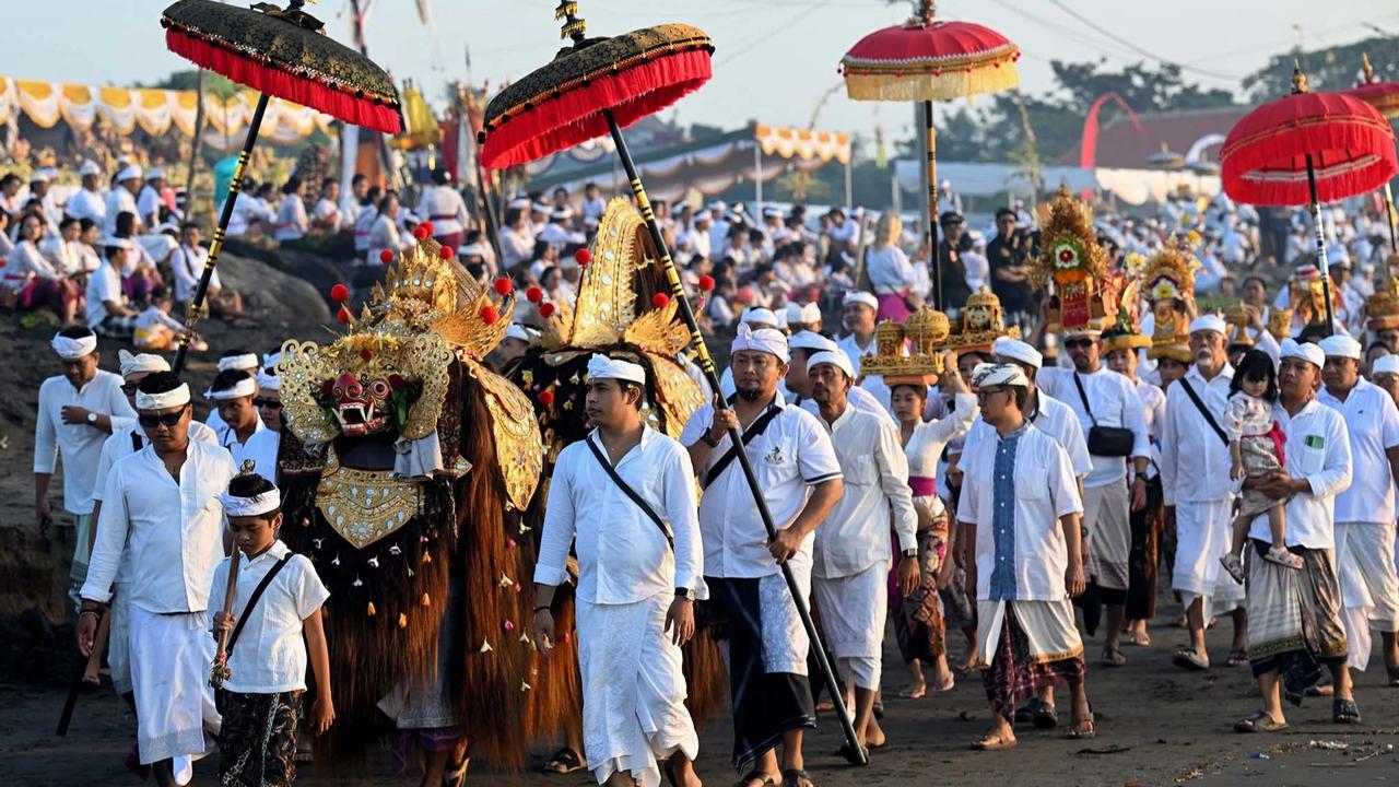FOTO: Ribuan Umat Hindu Ikuti Prosesi Melasti di Pantai Padanggalak Bali