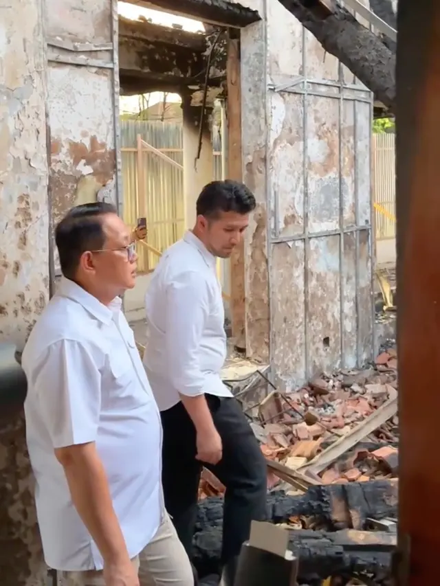 Emil Dardak mengecek kondisi Gedung Grahadi Surabaya setelah dibakar massa. (Foto: Dok. Instagram @emildardak)