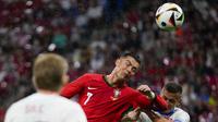 Cristiano Ronaldo kerja keras agar bisa mencetak gol untuk Portugal saat melawan Republik Ceko di laga grup F yang berlangsung di Red Bull Arena, Leipzig (AP)