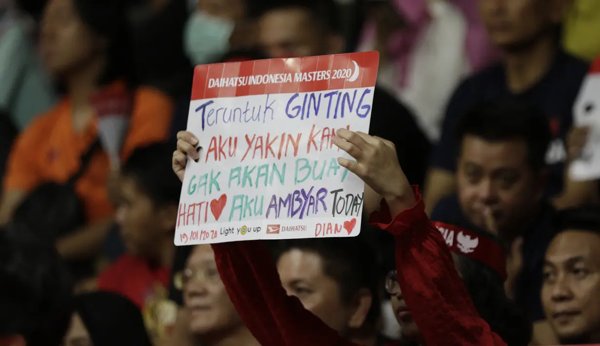 Poster dukungan untuk tunggal putra Indonesia, Anthony Sinisuka Ginting, saat melawan wakil Denmark, Anders Antonsen, pada laga final Daihatsu Indonesia Masters 2020 di Istora, Jakarta, Minggu (19/1). Anthony Ginting menang 17-21, 21-15, dan 21-9. (Bola.com/M Iqbal Ichsan)