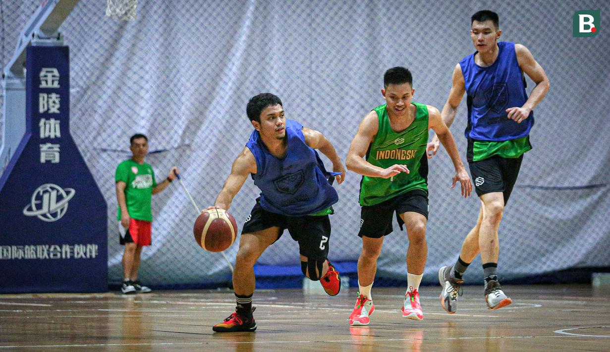 Pemain Timnas Indonesia, Yudha Saputra (tengah kiri) mendribel bola saat pemusatan latihan Timnas Basket Indonesia untuk SEA Games 2023 Kamboja di GBK Arena, Senayan, Jakarta, Rabu (03/05/2023). (Bagaskara Lazuardi)