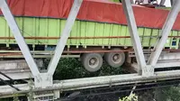 Jembatan penghubung Provinsi Sumsel - Bandar Lampung ambruk akibat truk tronton bermuatan besar (Liputan6.com / Nefri Inge)