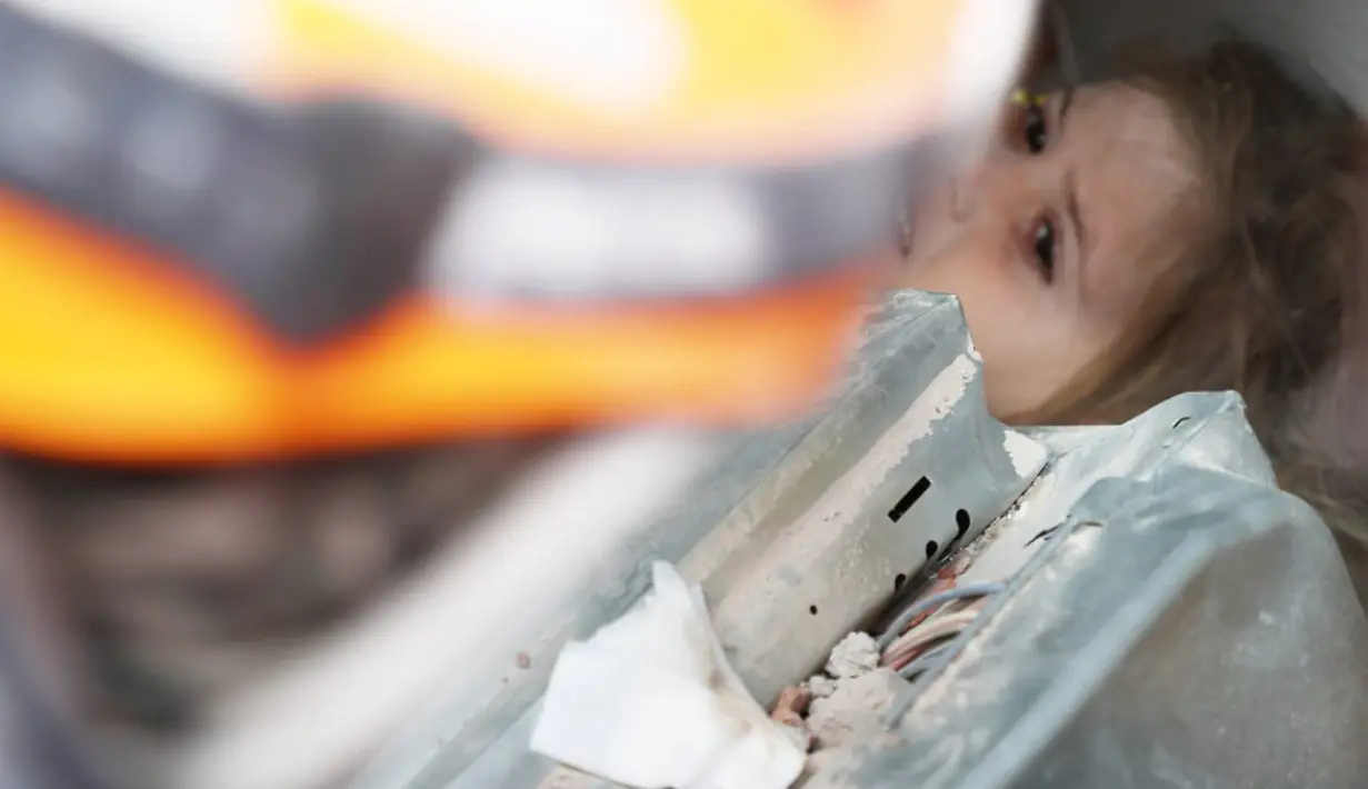 Petugas penyelamat berusaha mengevakuasi Ayda Gezgin, 3, yang terjebak reruntuhan gedung apartemen setelah gempa bumi dahsyat di kota Izmir, Turki, Selasa (3/11/2020). Ayda Gazgin berhasil diselamatkan dari bawah reruntuhan bangunan setelah terkubur selama 4 hari atau sekitar 91 jam. (AFAD via AP)