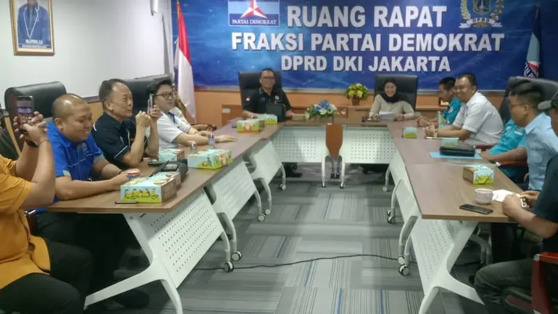 Para operator yang tergabung dalam Forum Komunikasi Laskar Biru itu mengadukan masalah tersebut kepada Fraksi Demokrat DPRD DKI Jakarta di Gedung DPRD DKI Jakarta, Rabu (3/7/2024) (Istimewa)