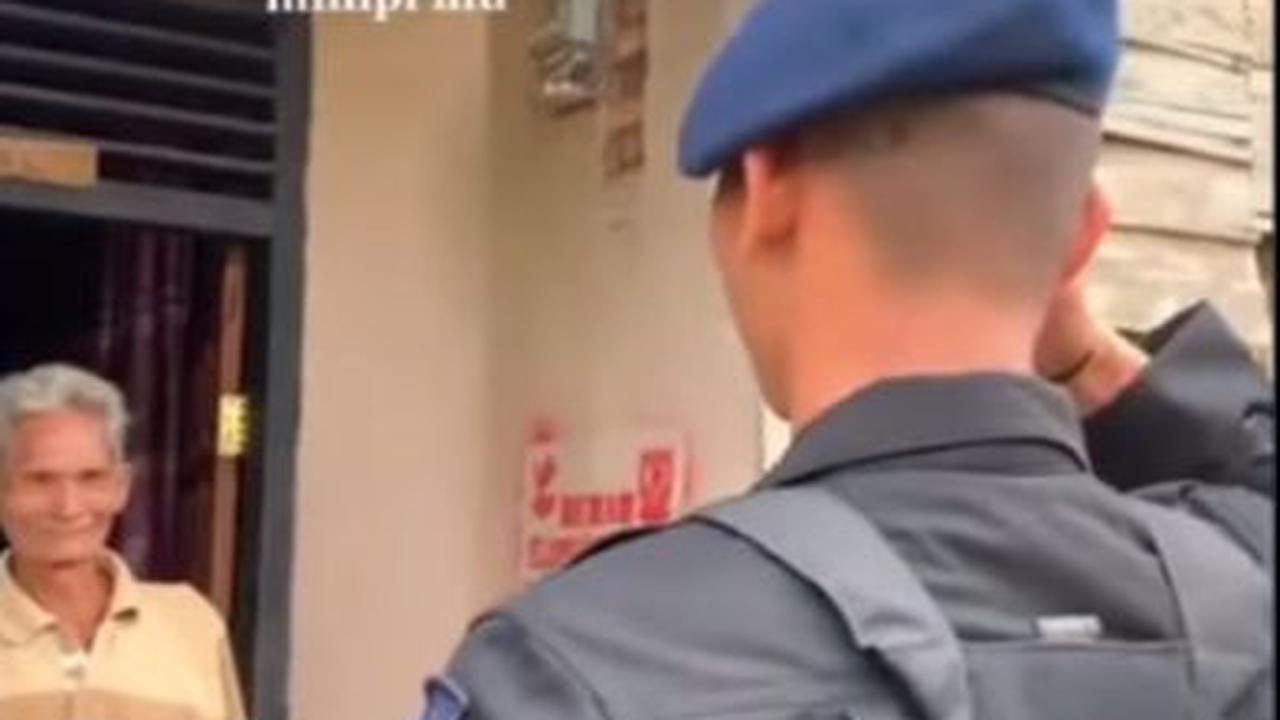 Bertemu Pria Paling Berjasa dan Beri Hormat Usai Bertugas&nbsp;<br>